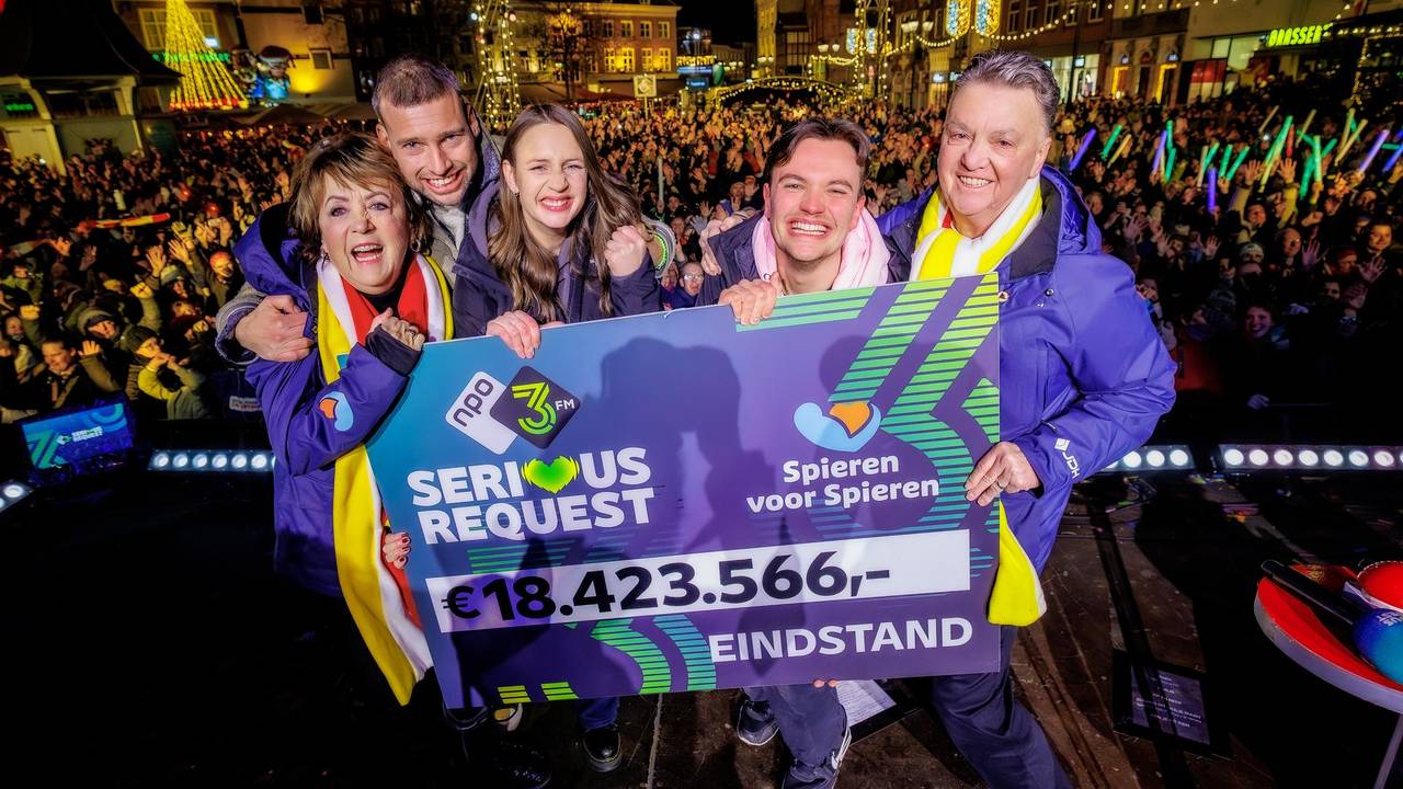 Glazen Huis-dj's Barend van Deelen, Sophie Hijlkema en Mart Meijer halen samen met heel Nederland 18.423.566 euro op voor Spieren voor Spieren. Op de foto ook ere-ambassadeurs Louis en Truus van Gaal (foto: NPO 3FM/Ben Houdijk).