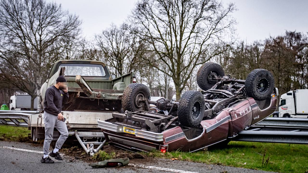 De oldtimer belandde ondersteboven op de vangrail (foto: Joris Knapen).