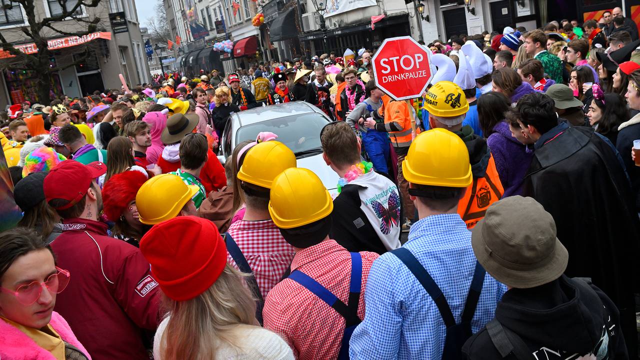 Auto rijdt zich vast tussen het feestgedruis in Breda (foto: Erald van der Aa). 