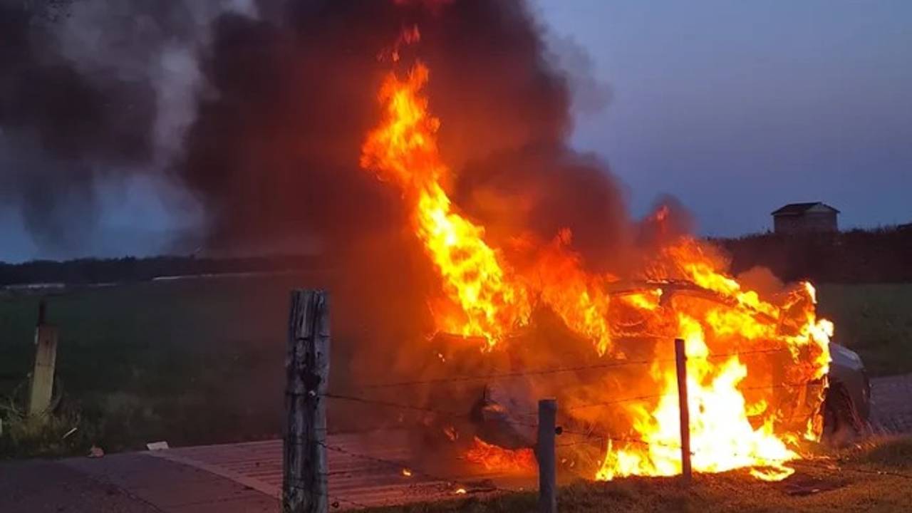 De auto brandde volledig uit aan de Liesbosweg in Etten-Leur (Foto: Instagram / politie_weerijs.)