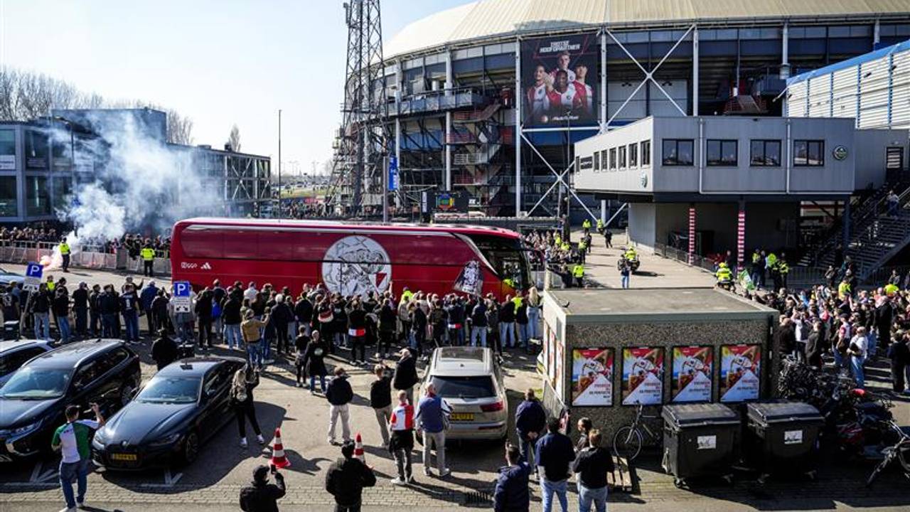 Spelersbus Ajax komt aan in Rotterdam. (Foto: ANP).