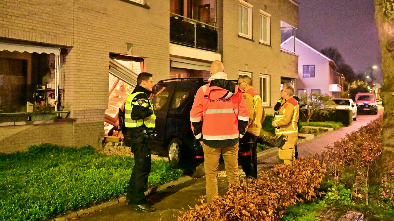 Na de crash van de auto in Hapert werden meerdere hulpverleners opgeroepen (foto: Rico Vogels/Persbureau Heitink).