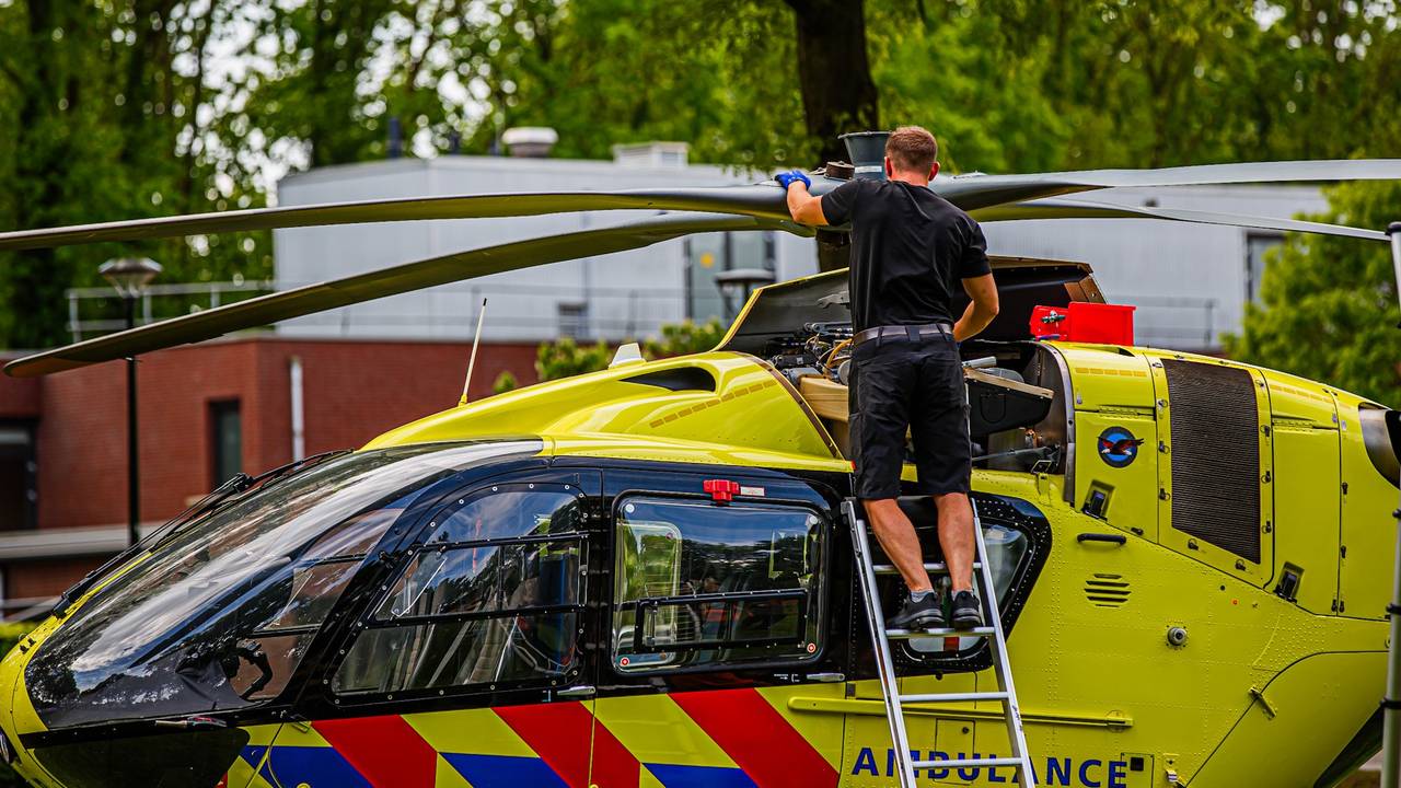 De helikopter wordt deels gedemonteerd (foto: Jordi de Bruijn / SQ Vision).