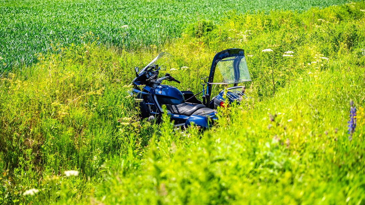 Twee motoren belanden in greppel in Lithoijen