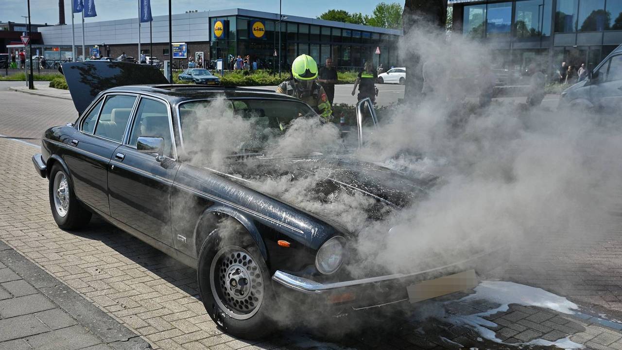 Oude Jaguar gaat verloren door brand in Oisterwijk (foto: Toby de Kort / Persbureau Heitink).