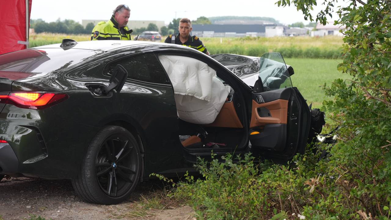 Automobilist (56) overleden na botsing tegen boom in Wijk en Aalburg