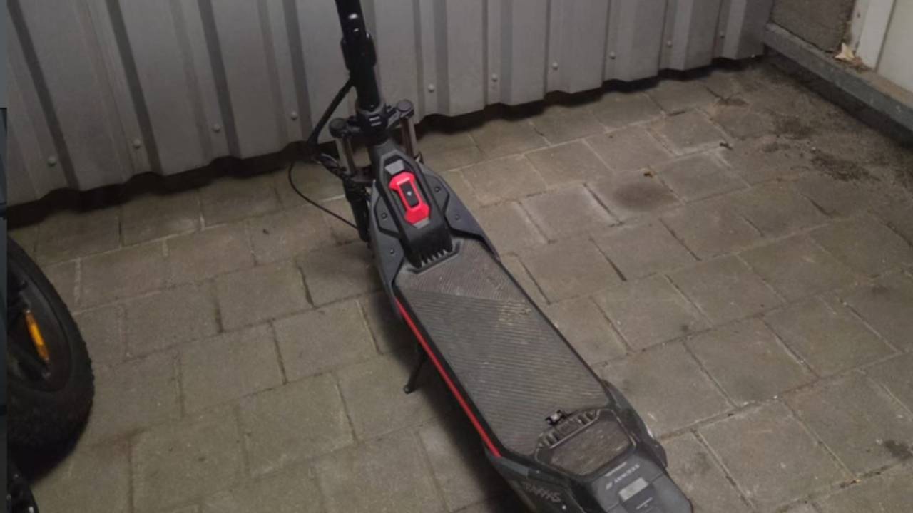 Een elektrische step werd achtergelaten (foto: Instagram Politie Boxtel-Vught-Gestel).