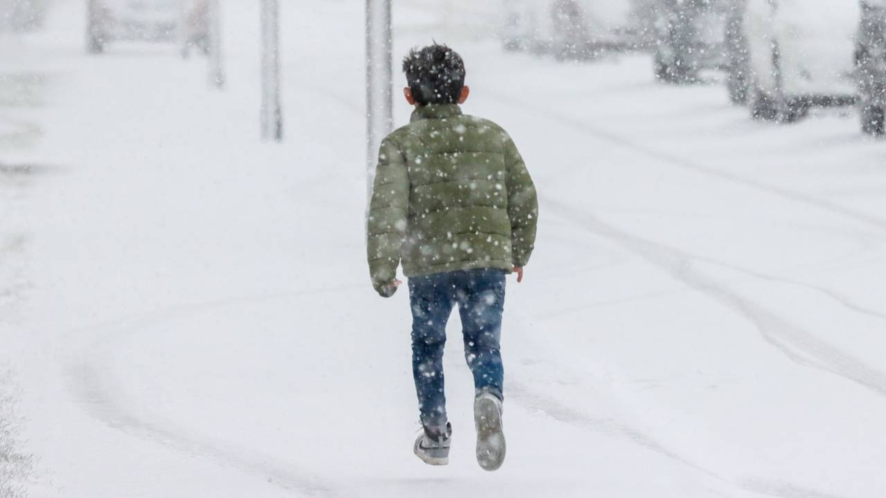 Veel sneeuw op de weg (foto: ANP).