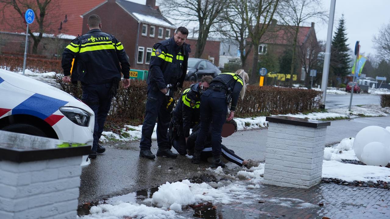 Man en vrouw vechten met politie na auto in sloot, agent gewond