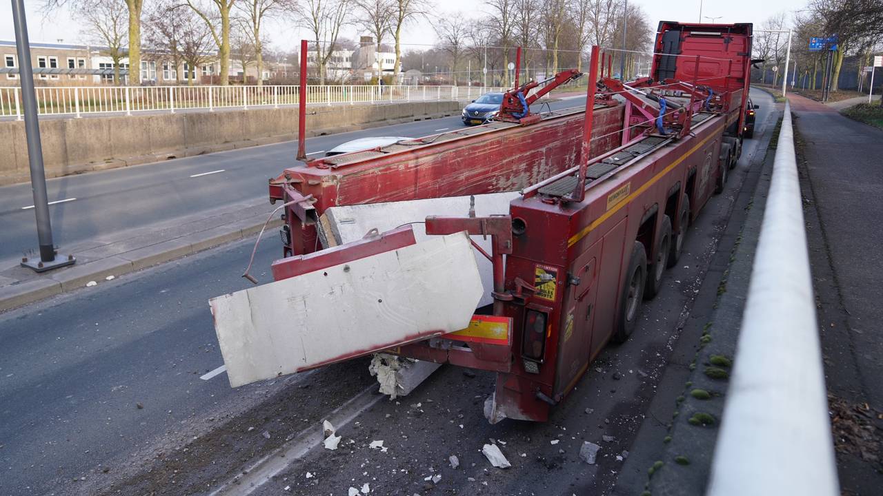 De vrachtwagen heeft het viaduct geramd (foto: Bart Meesters / Persbureau Heitink).