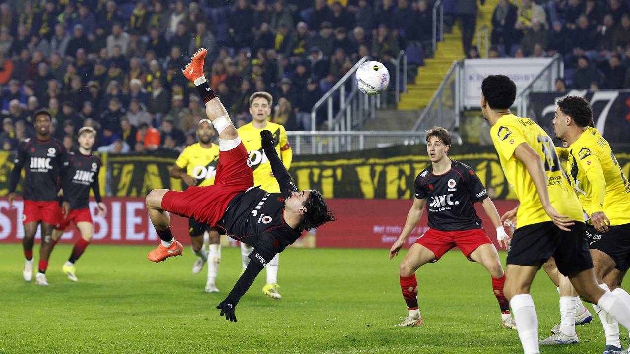 NAC verliest met 0-2 van Excelsior, mede dankzij deze spectaculaire omhaal (foto: ANP).