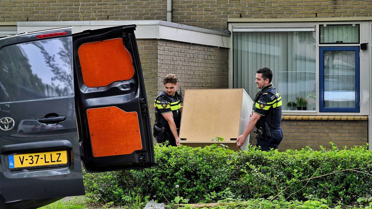 Politie neemt kastje mee uit woning (foto: Persbureau Heitink).