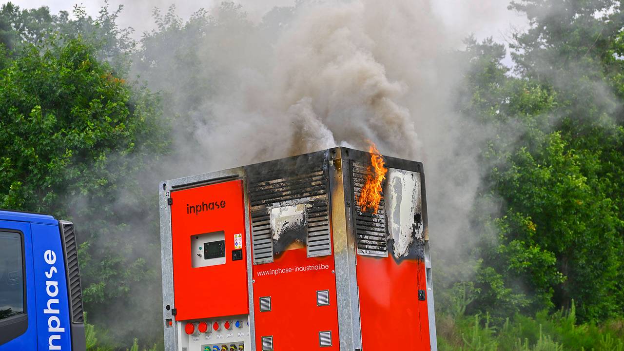 Vrachtwagen met aggregaat vat vlam op A67 bij Veldhoven