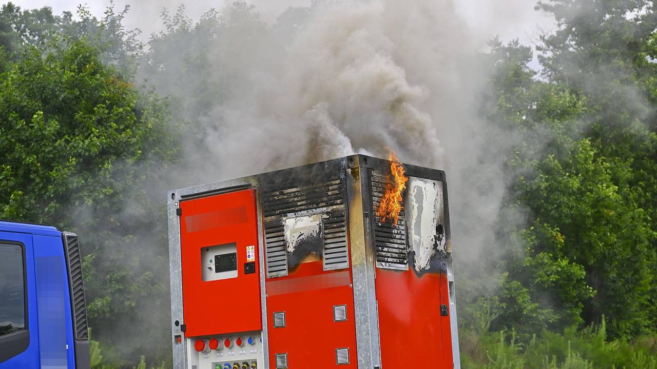 Vrachtwagen met aggregaat vat vlam op A67 bij Veldhoven