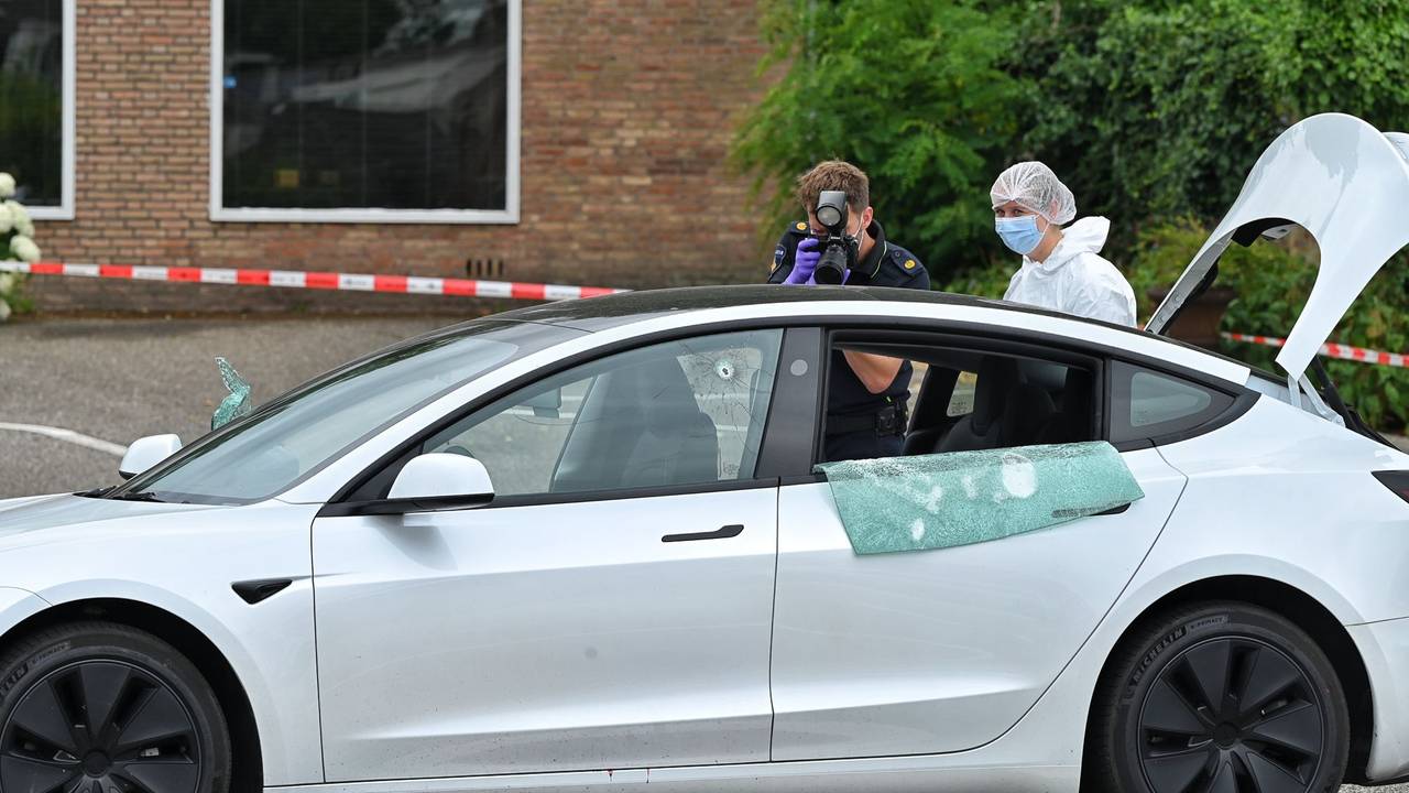 Gewonde in auto in Tilburg gevonden, kogelgaten in het raam van Tesla
