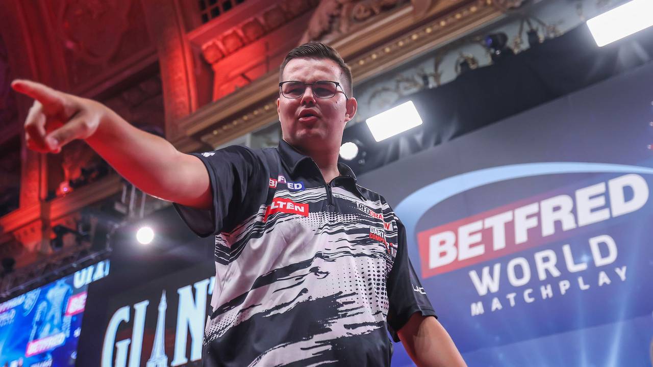 Gian van Veen is blij met zijn zege (foto:Taylor Lanning/PDC).