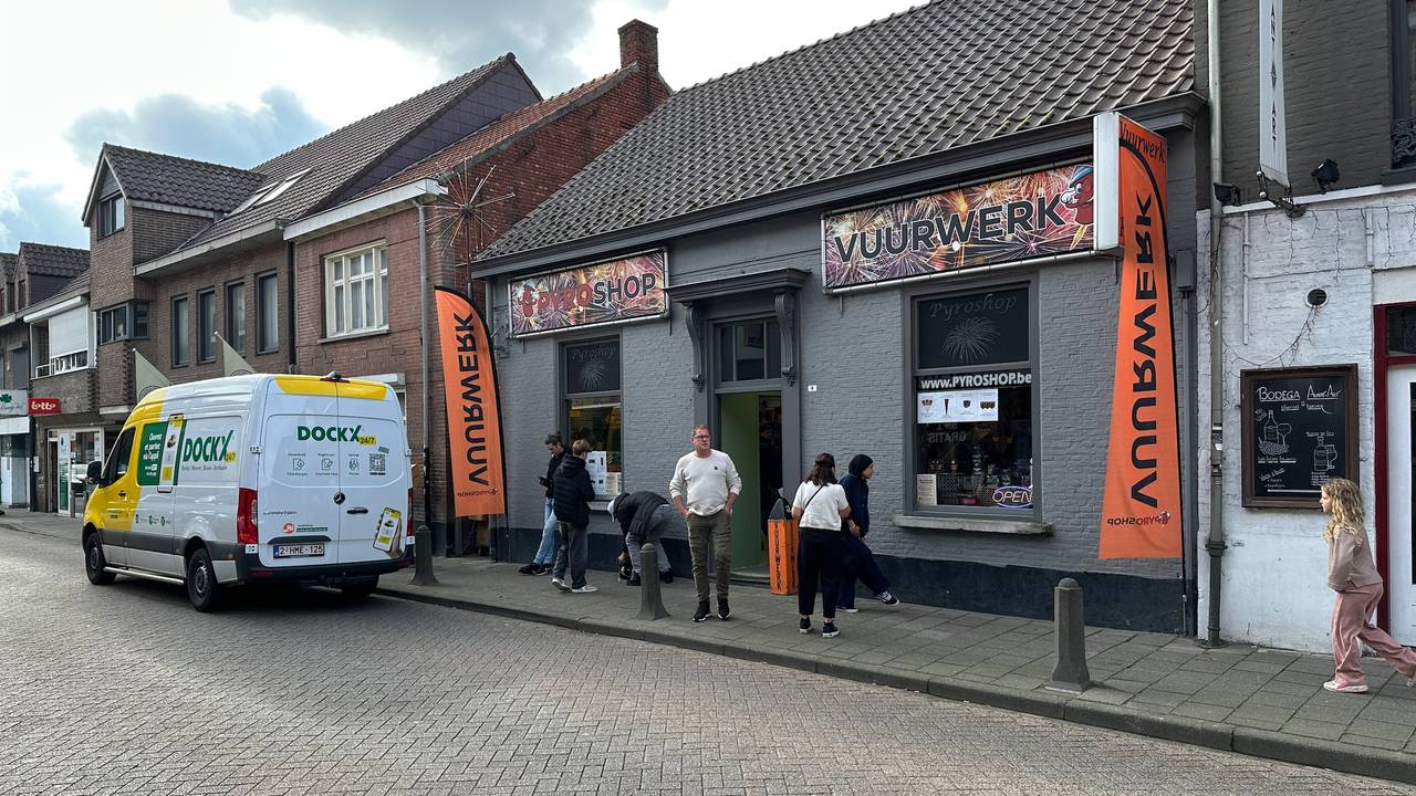 Geen topdrukte, maar wel veel klanten bij de vuurwerkwinkels in Baarle Hertog (foto: Ronald Sträter).