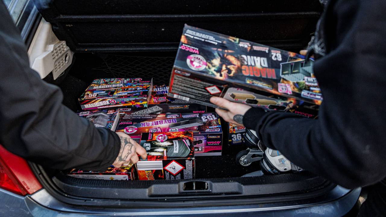 Mensen slaan vuurwerk in (archieffoto: ANP).