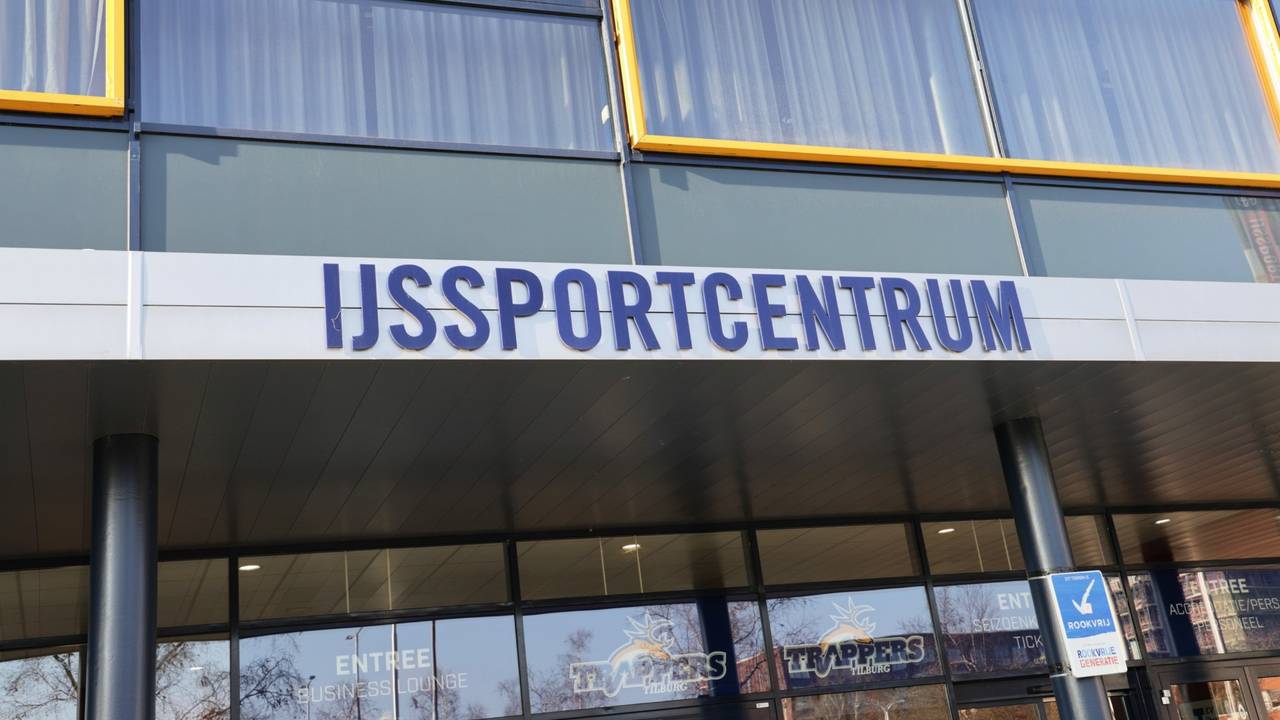 Alleen van het IJssportcentrum wordt geprobeerd het dak sneeuwvrij te maken (foto: Omroep Brabant/Lobke Kapteijns).