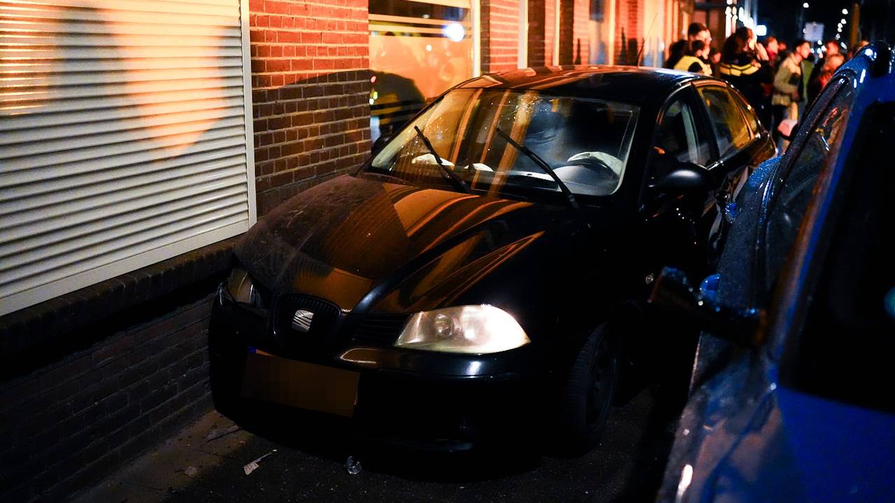 Ravage in straat Kaatsheuvel na wilde rit, auto's en woningen geramd