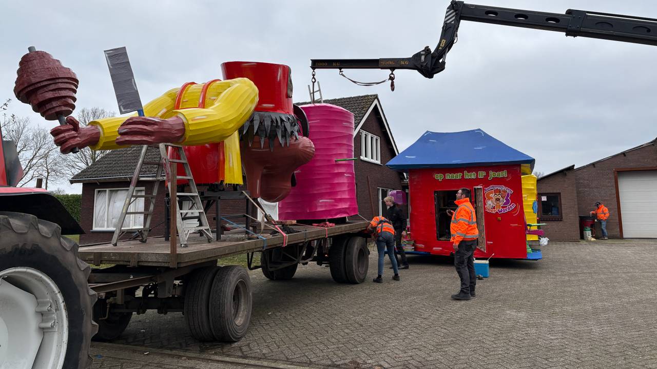 In Netersel wordt er nog hard gewerkt aan de wagens (foto: Omroep Brabant). 