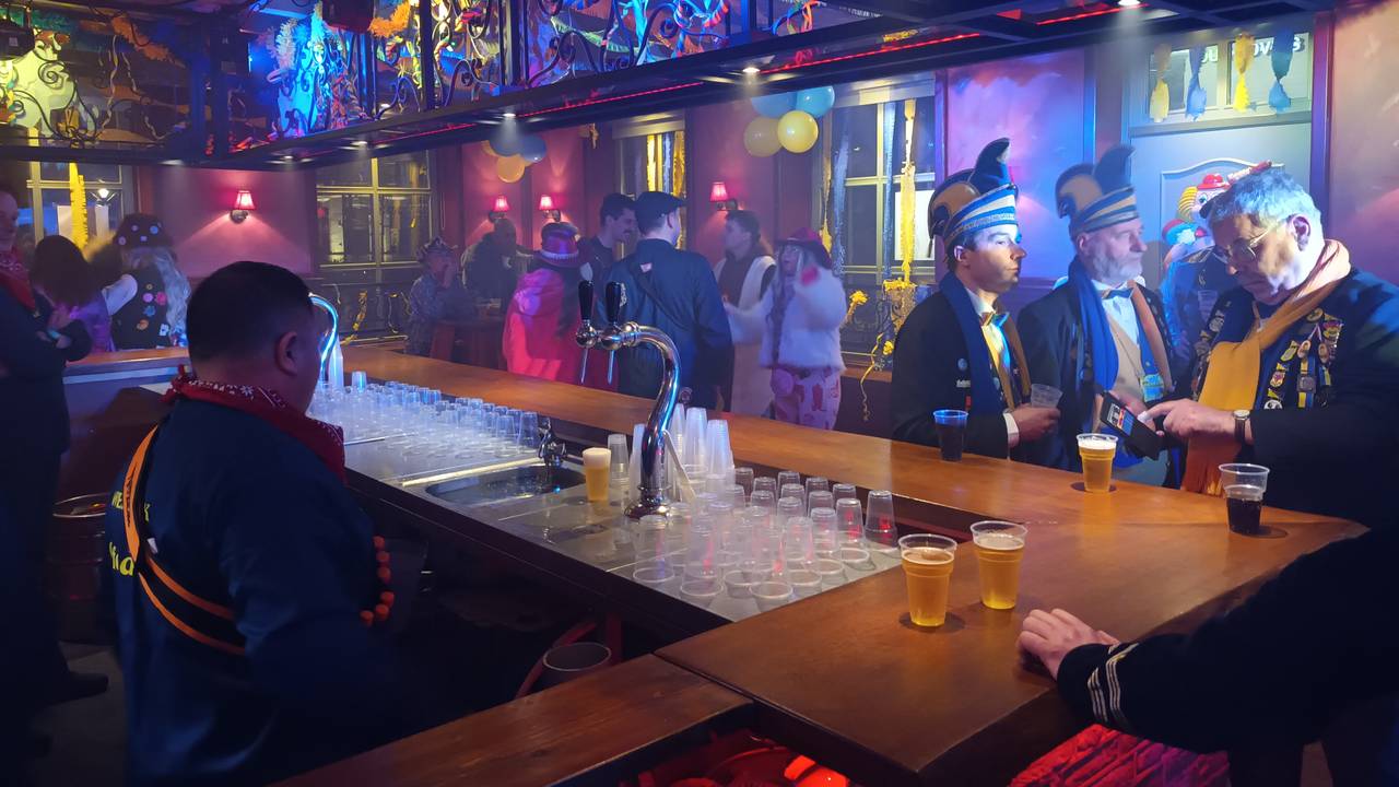 Gezelligheid in Café De Tip in het Dringersgat (foto: Eric van Doremalen).