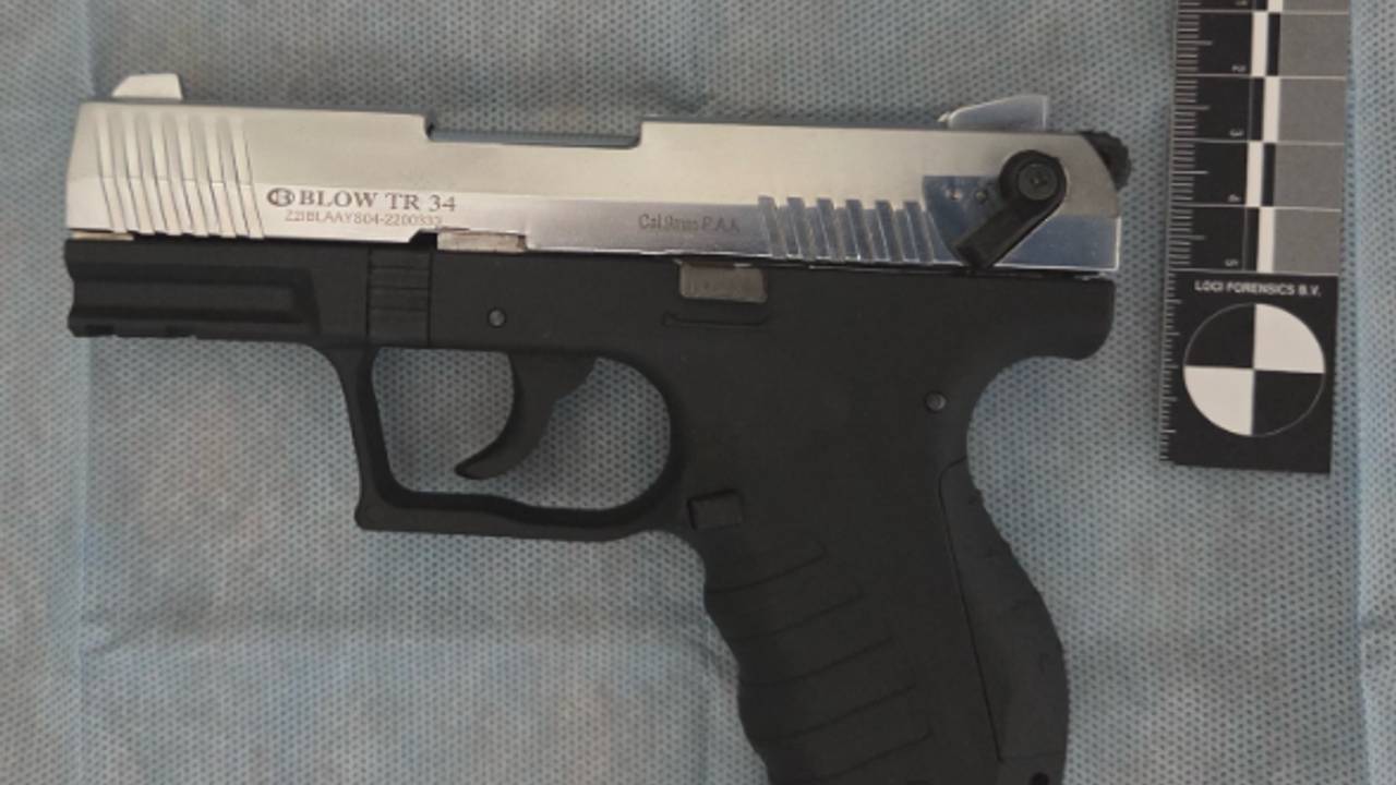 Agenten vonden het wapen onder het bed van de minderjarige (foto: @politie_digitaal_eindhoven).