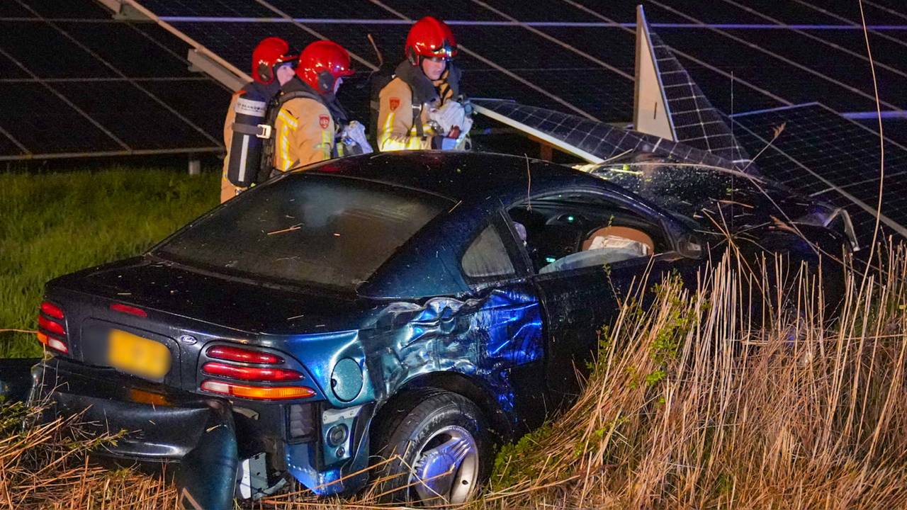 Auto belandt tegen zonnepanelen na botsing in Beek en Donk