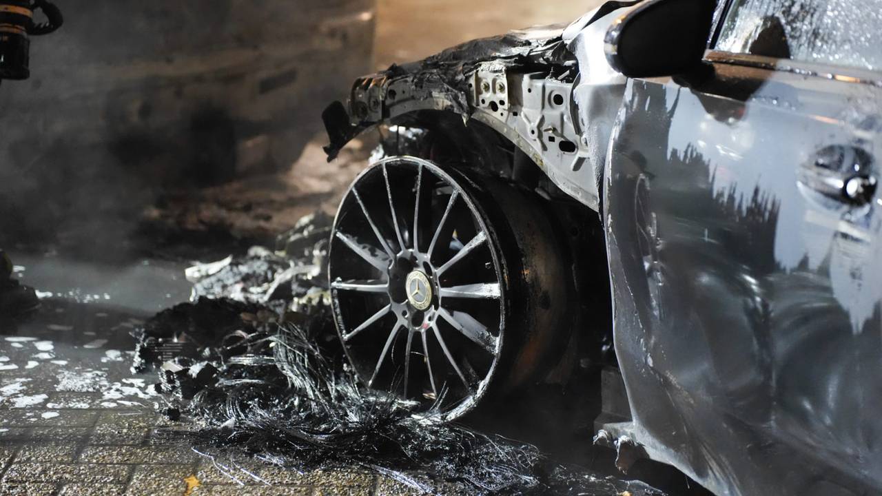 De trieste aanblik na de autobranden in Kaatsheuvel (foto: Erik Haverhals/Persbureau Heitink).