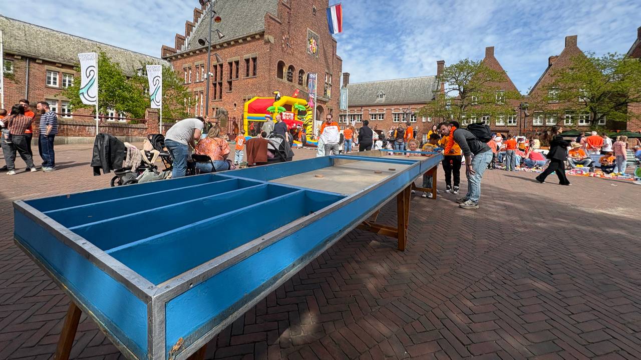 Faas en Mex zijn fanatiek aan het sjoelen (foto: Manon Snoeren / Omroep Brabant).