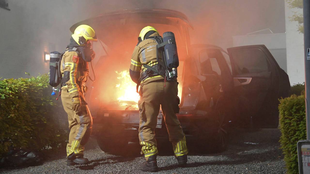 Elektrische auto vat vlam, brandweer bestrijdt vuur met nieuwe methode