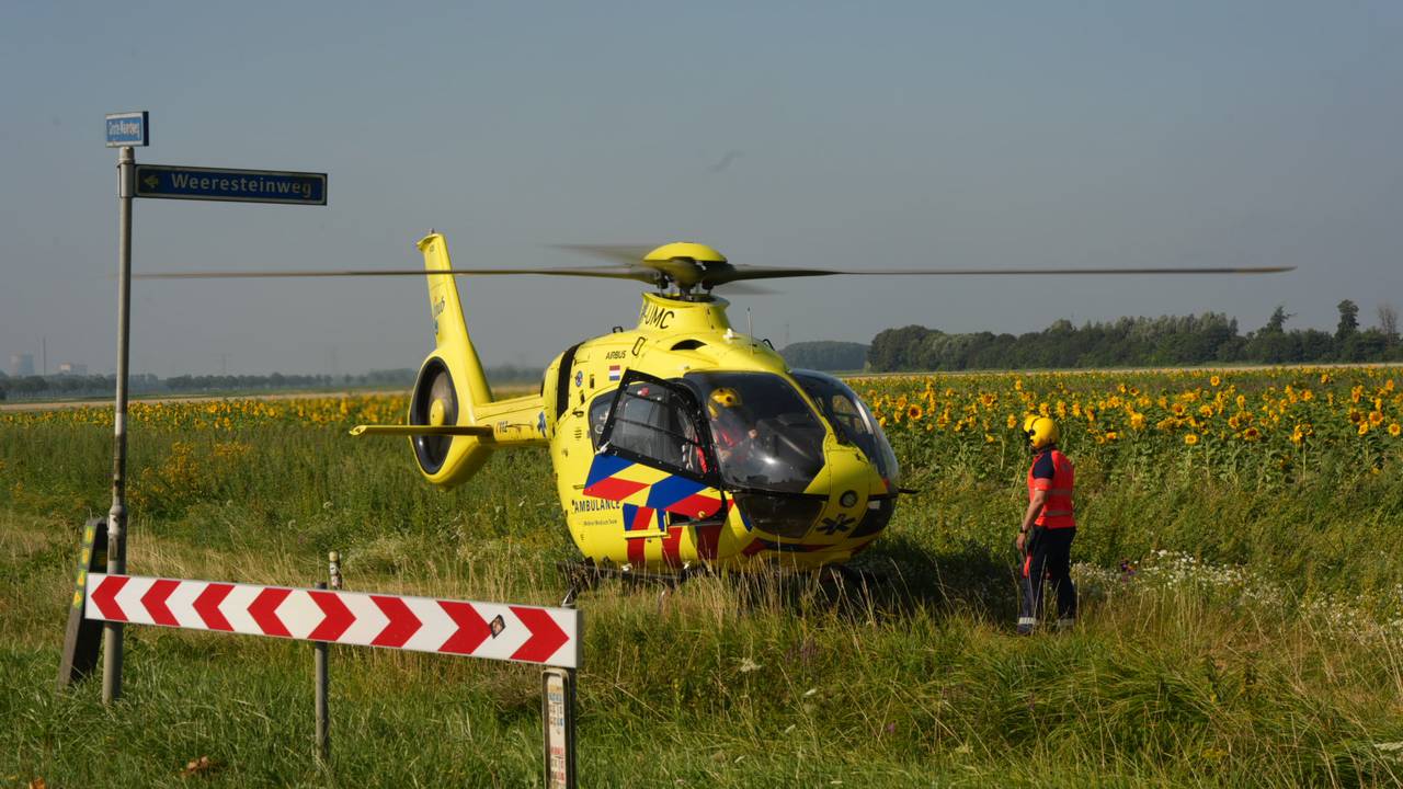 Vanwege de ernst van de situatie in Werkendam werd een traumaheli opgeroepen (foto: Erik Haverhals/Persbureau Heitink).