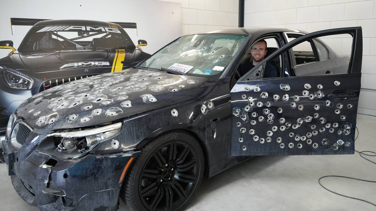 Bredanaar koopt kogelgaten-BMW van George Clooney en Brad Pitt