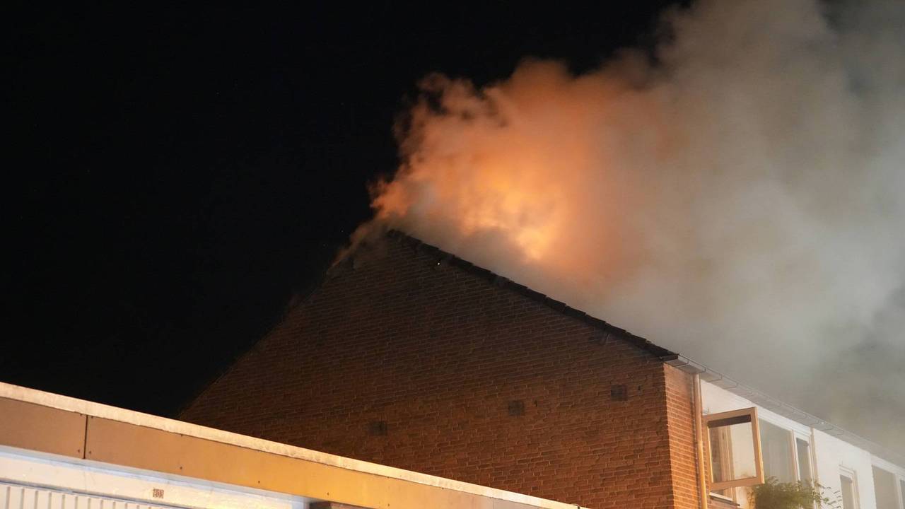 De brand woedde op de zolder van het huis (foto: Persbureau Heitink).