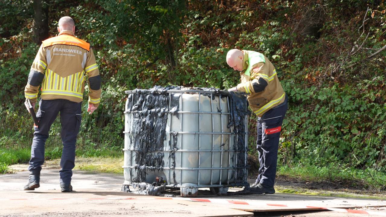 Een container met bouwstoffen is gedumpt in Kaatsheuvel (foto: Erik Haverhals/Persbureau Heitink).