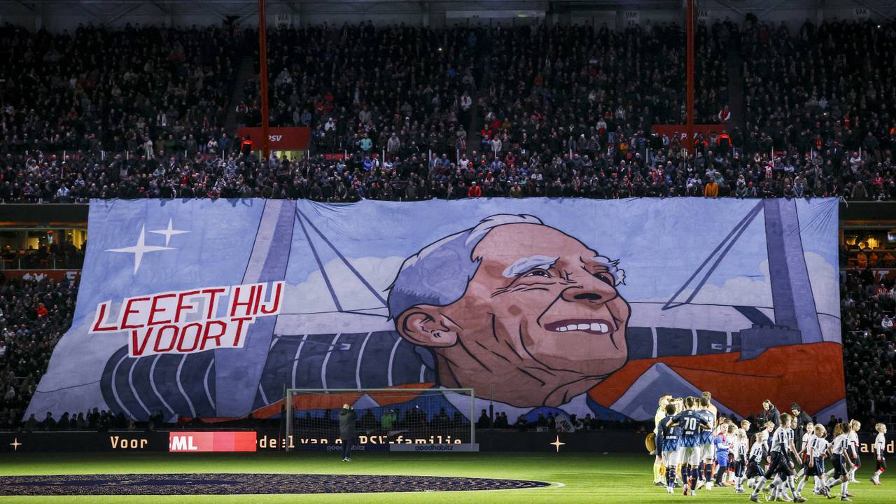 Supporters toonden voor de wedstrijd een spandoek ter nagedachtenis aan Frits Philips (Foto: ANP)