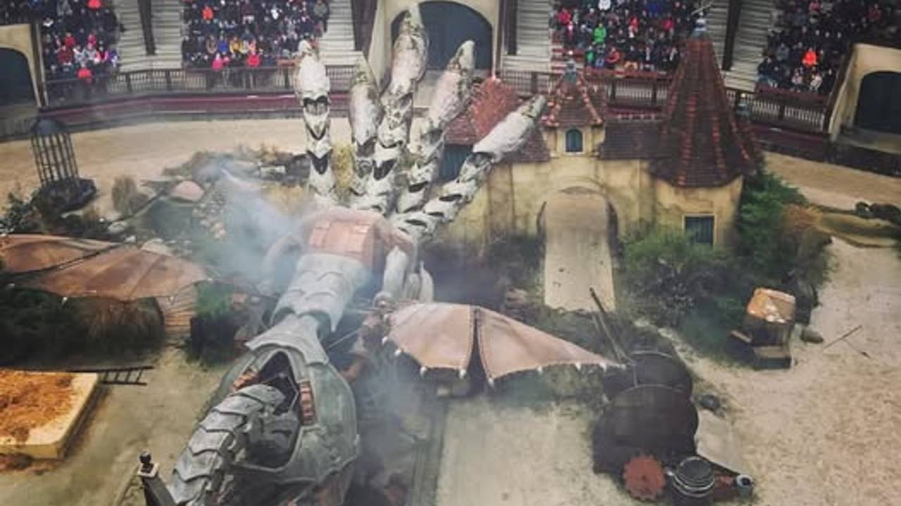 De draak moet plaatsmaken voor een nieuwe show (foto: Facebook Paul van Loon).