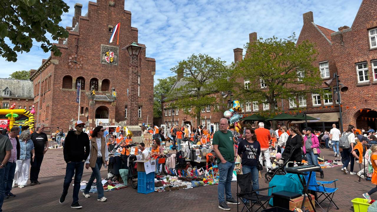 Het is druk op het Raadhuisplein in Waalwijk (foto: Manon Snoeren / Omroep Brabant).