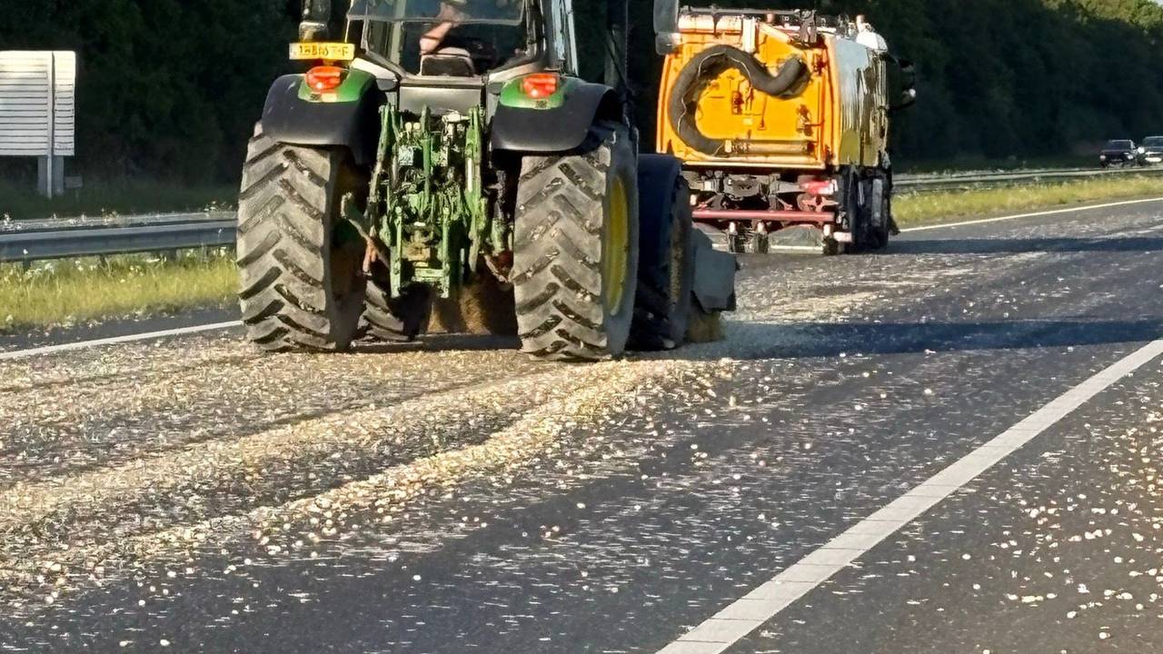 Het wegdek is bezaaid met uien (foto: Rijkswaterstaat Verkeersinformatie).
