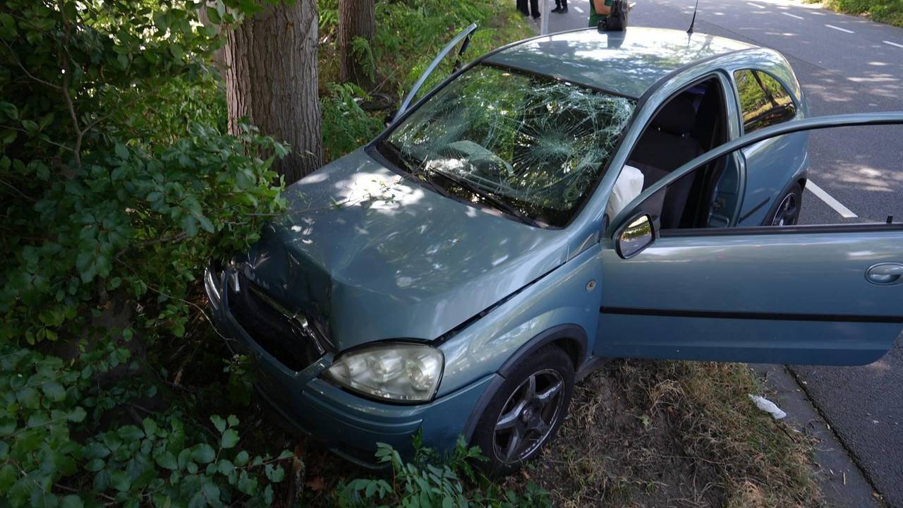 Fietser geschept auto botst tegen boom Oosterhout (foto: Jeroen Stuve / Persbureau Heitink).