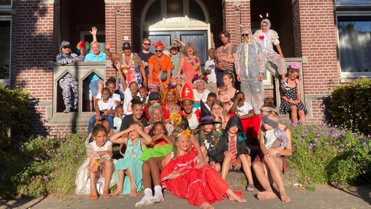 De Jan van der Leestraat in Tilburg verandert iedere zomer in een leefstraat (foto: Geneviève van Helden).