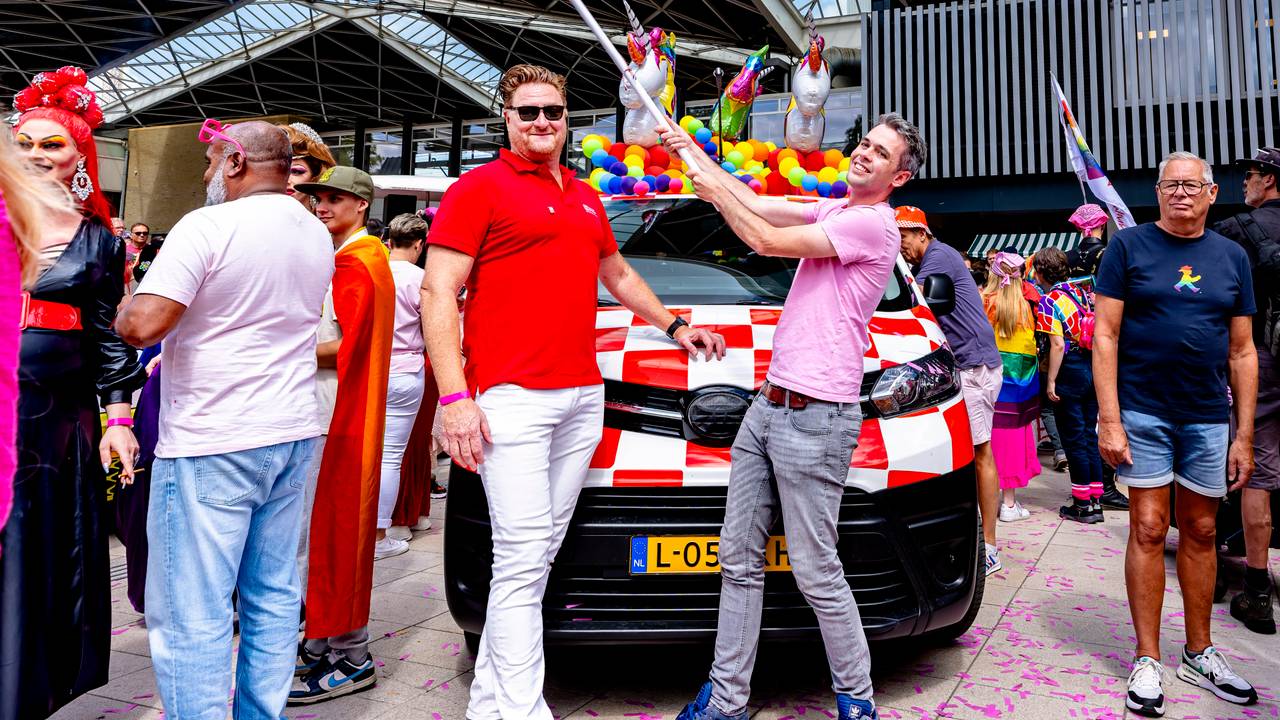 De Roze Maandag Express arriveert in Tilburg (foto: EYE4IMAGES - Caroline van Leusden).