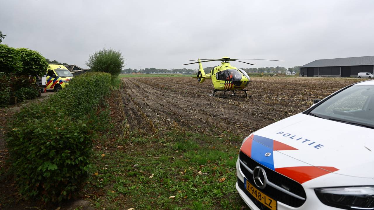 Een man is dinsdagochtend van het dak gevallen in Stevensbeek (foto: SK-Media / Persbureau Heitink).