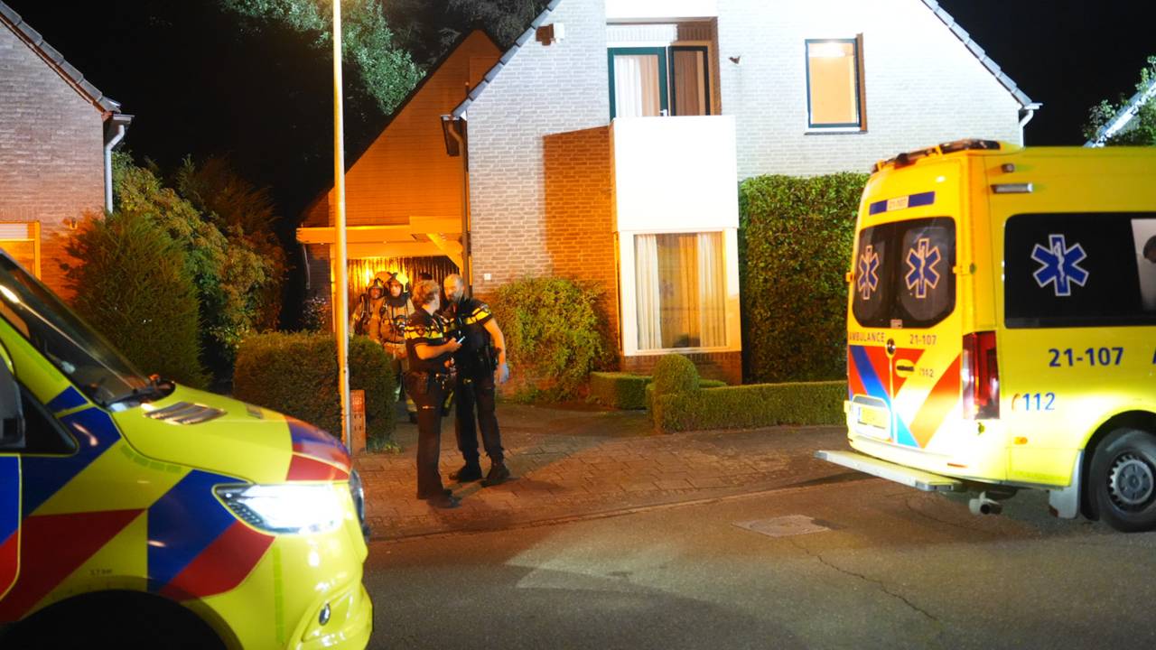 De politie doet onderzoek in het huis aan de Indus in Drunen (foto: Erik Haverhals/Persbureau Heitink).