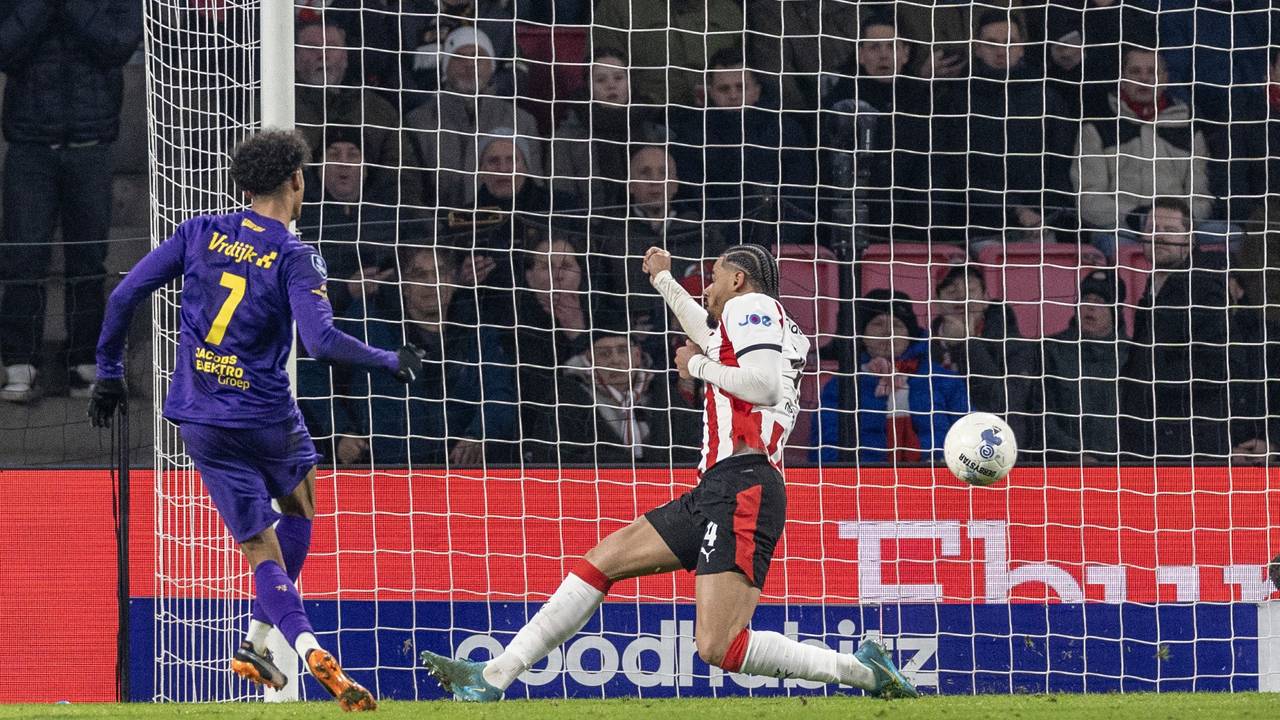 Charles-Andreas Brym maakte de 1-2 tijdens PSV - NAC (Foto: ANP).