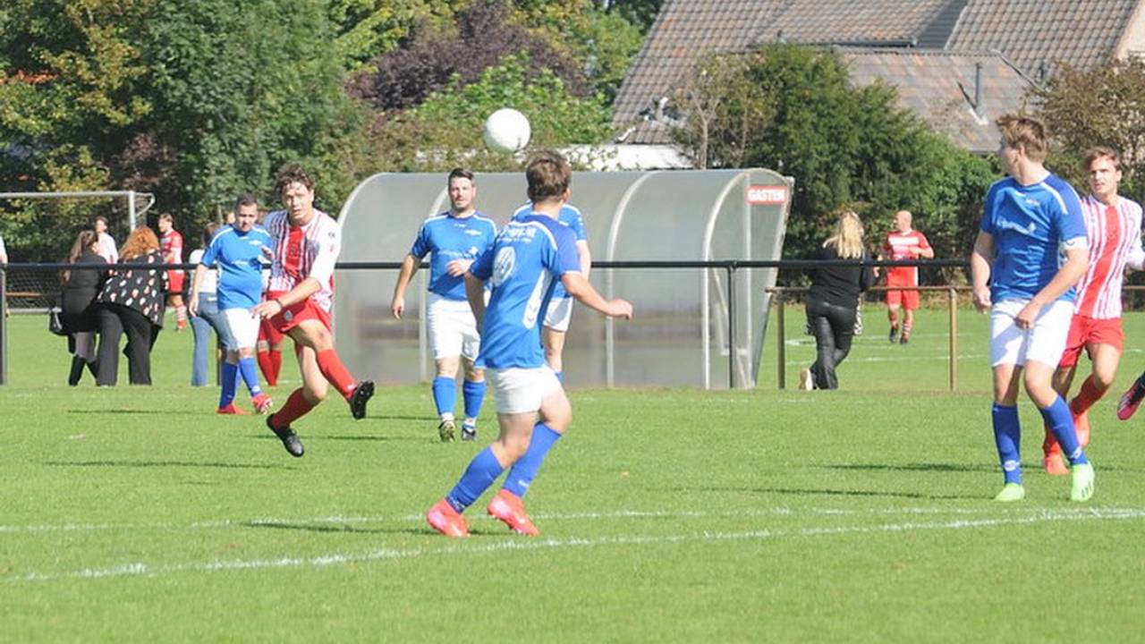 Avanti '31 7 (in het blauw) in actie.