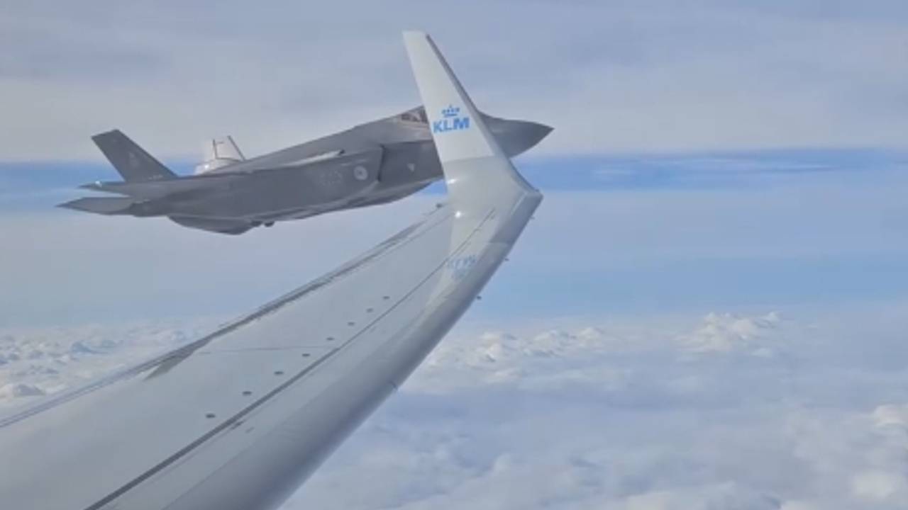 De F35 dook vlak naast het KLM-toestel op (foto: Instagram Friso Emons).
