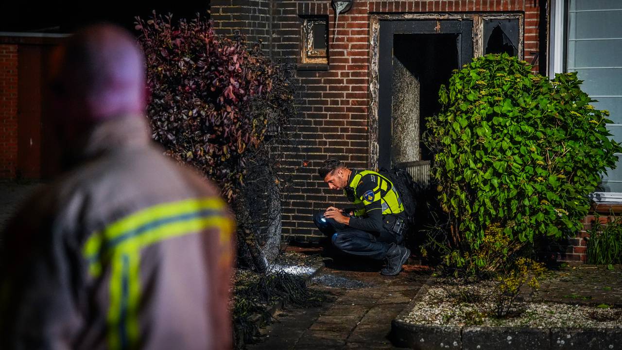 De politie doet onderzoek naar de explose bij de woning aan de Magnoliastraat. (Foto: Persbureau Heitink.)