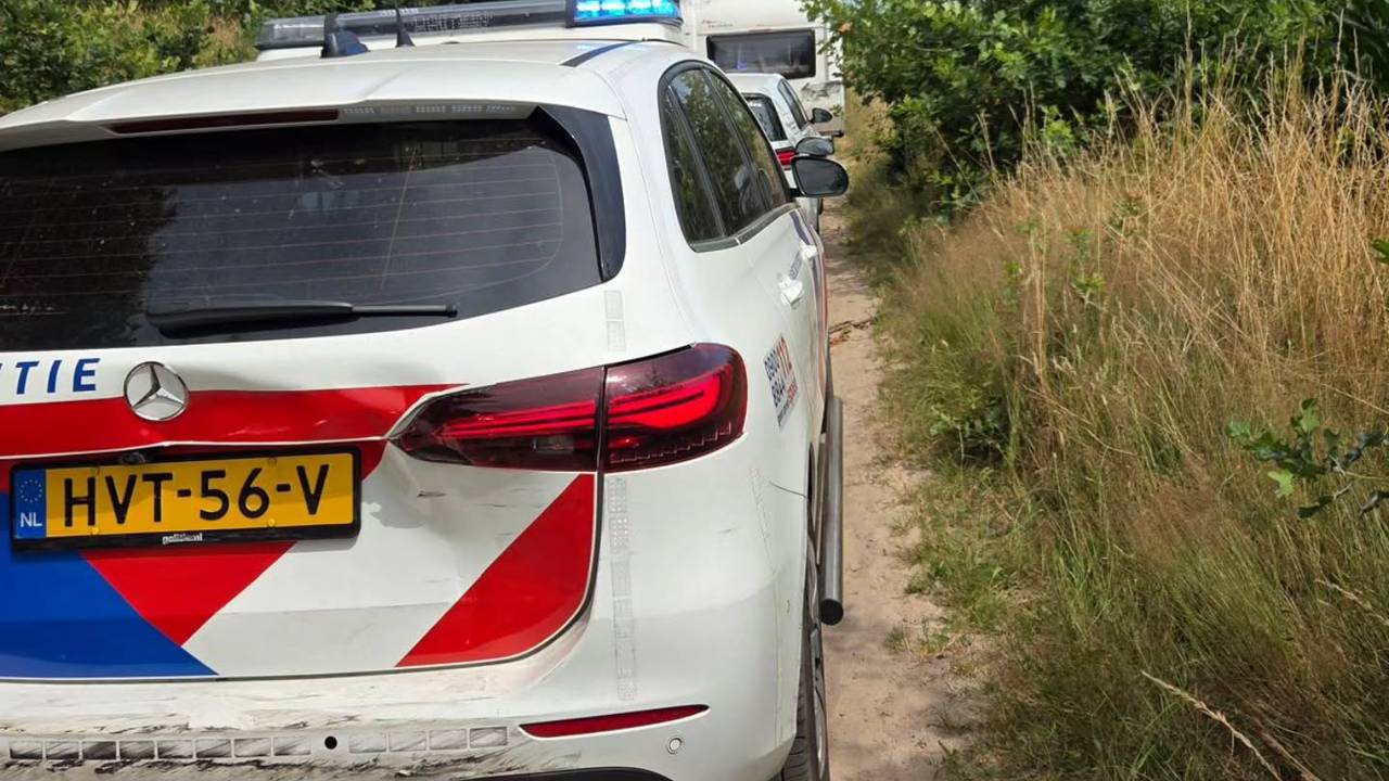 De politieauto raakte flink beschadigd nadat de bestuurder met zijn auto achterop de politieauto knalde (foto: Instagram Politie Heusden).