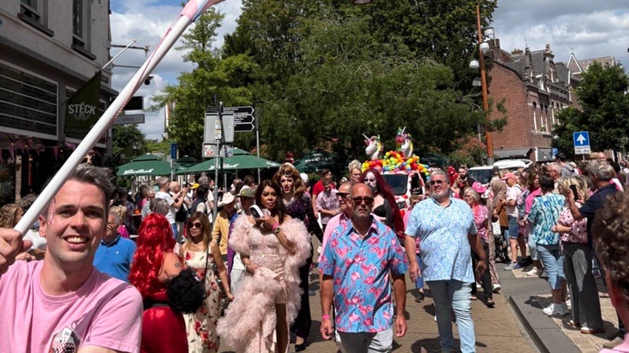 Kleurrijke Pride Walk trekt door centrum van Tilburg.